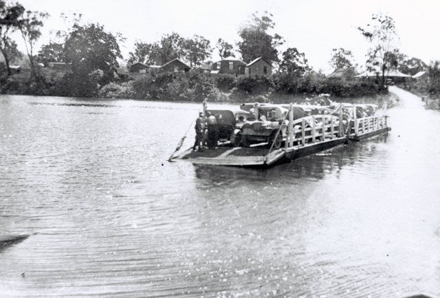 Coomera River Ferry and construction of the road bridge